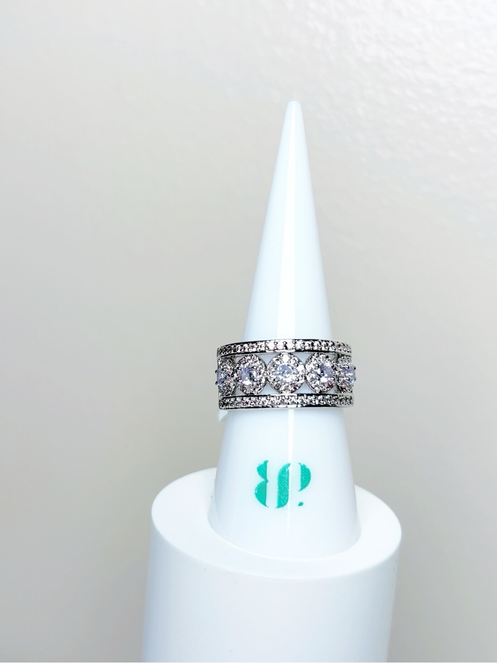 New bomb party “Bedazzling Stars” Ring Size 8 RG52531